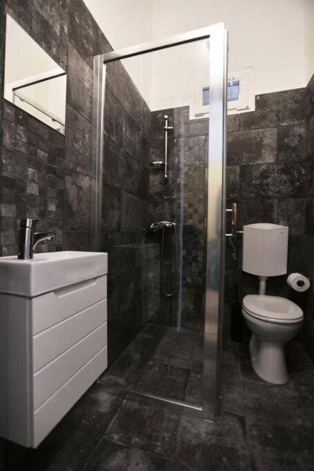 Unwind In Style W Sauna Dsgn 2Br Home Budapeste Exterior foto