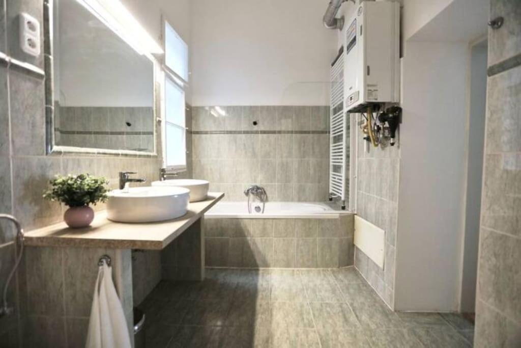 Unwind In Style W Sauna Dsgn 2Br Home Budapeste Exterior foto